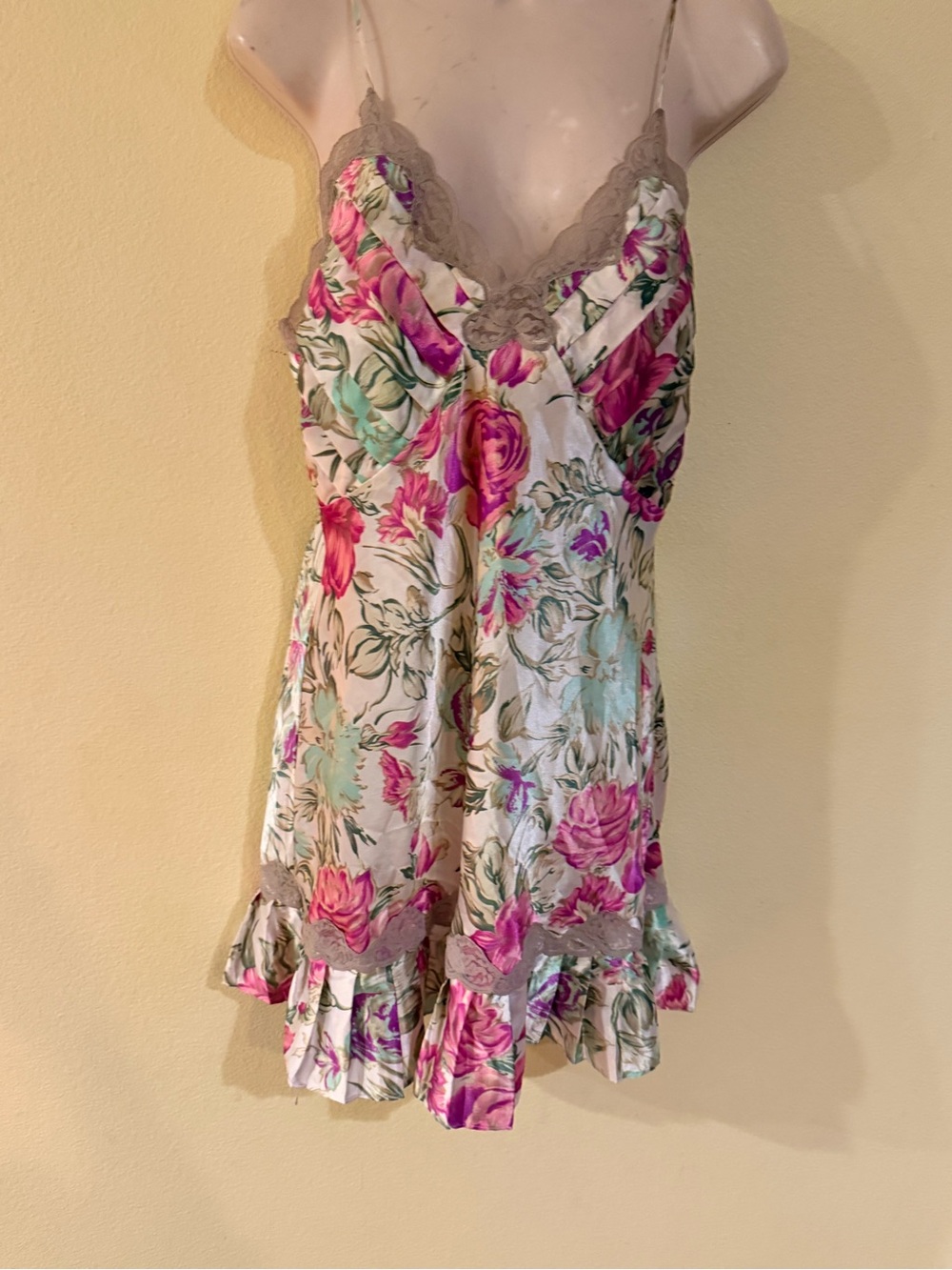 Victoria's Secret Y2K Gold Label Cream Satin Floral Slip - Pink floral size M